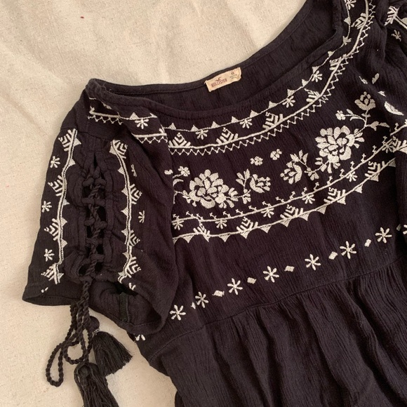 Hollister Embroidered Lace Up Sleeves Tassel Top - Picture 5 of 11